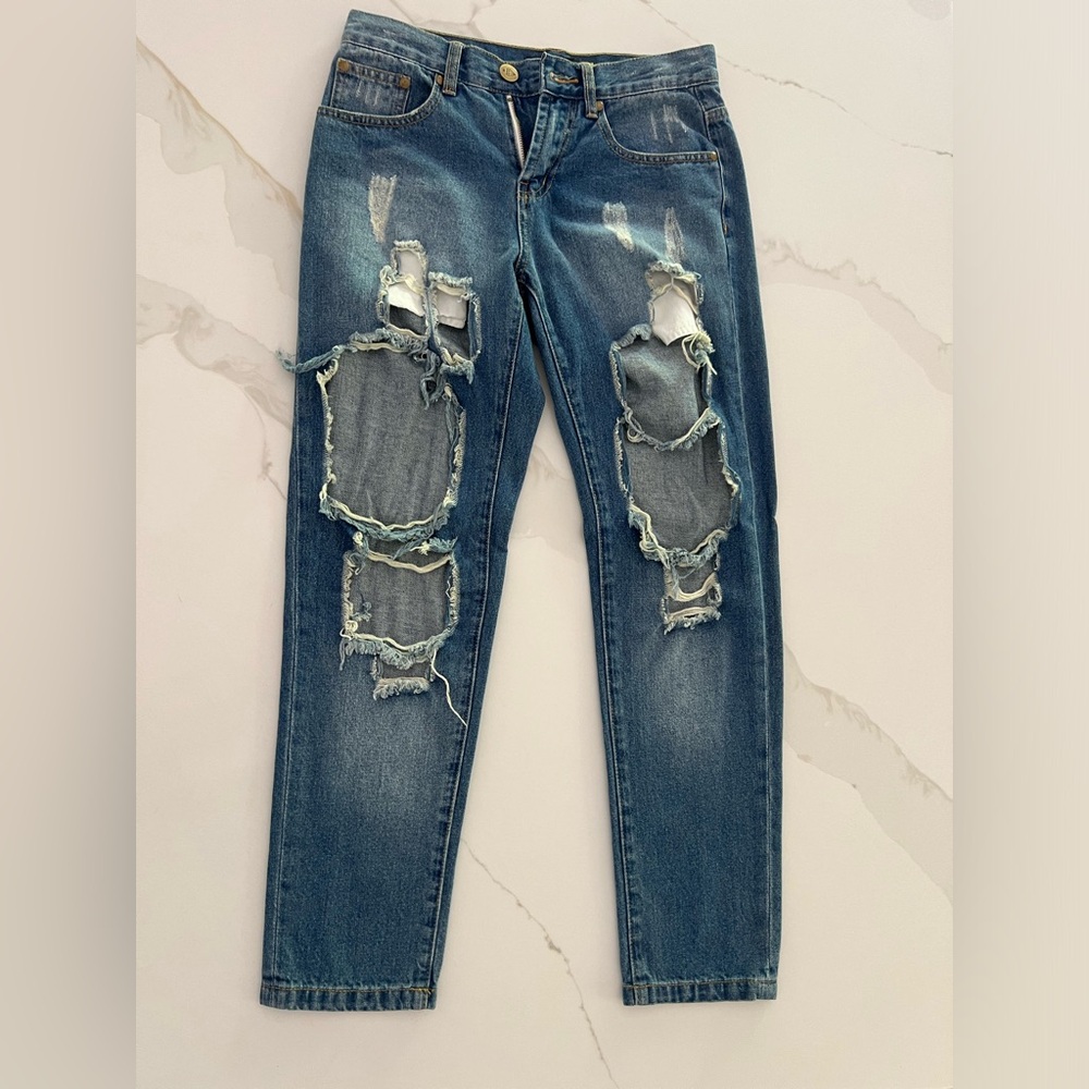 White Fox Boutique ripped mid rise jeans Size Small/4